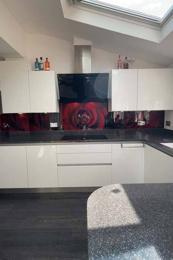 Red Rose Printed Glass Kitchen Splashback - CreoGlass E-Shop