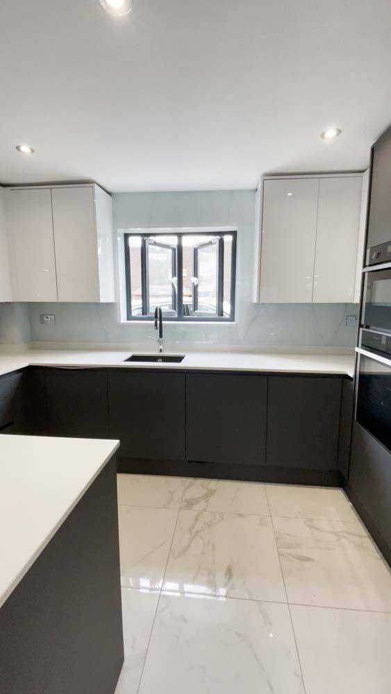 Silver - White Calacatta Splashback - CreoGlass E-Shop