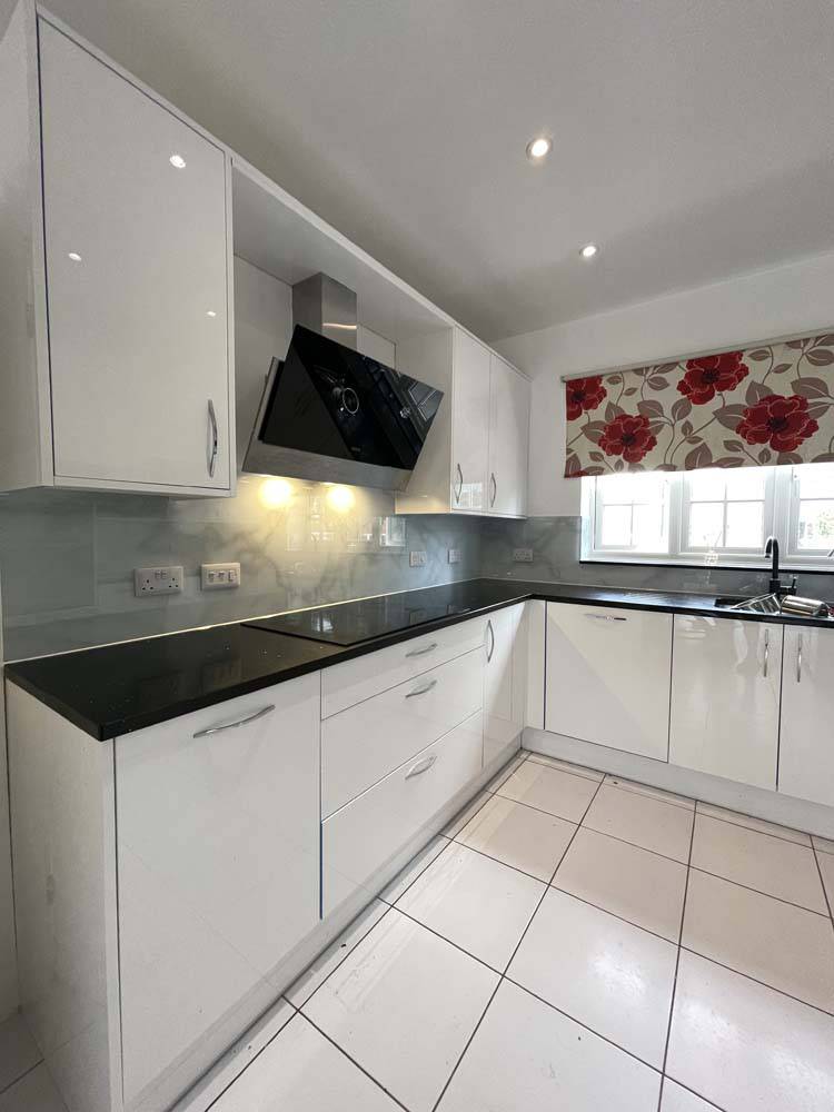 Silver - White Opera Splashback - CreoGlass E-Shop