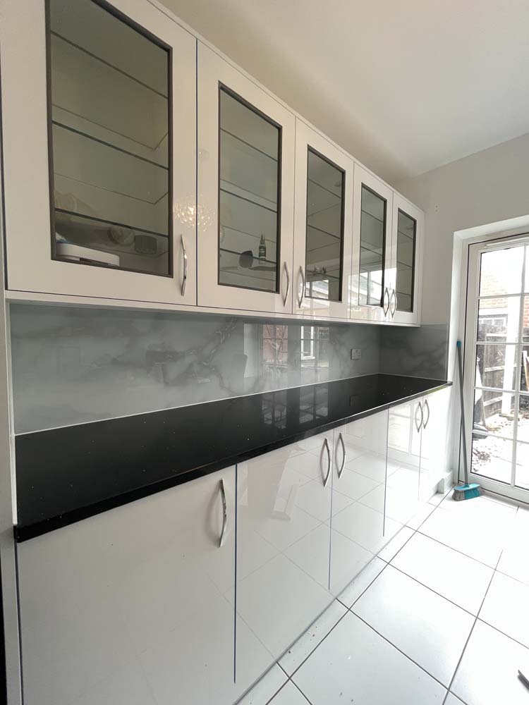 Silver - White Opera Splashback - CreoGlass E-Shop