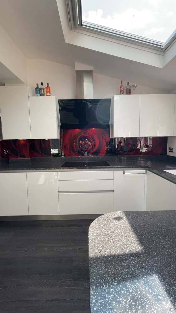 Red Rose Printed Glass Kitchen Splashback - CreoGlass E-Shop