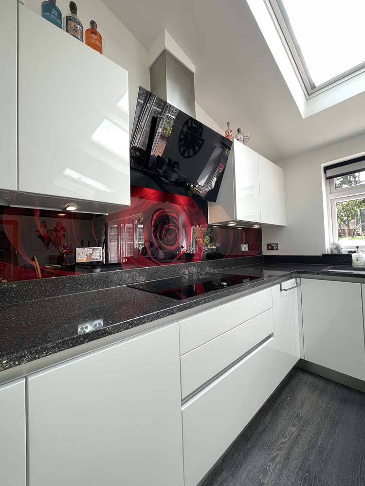Red Rose Printed Glass Kitchen Splashback - CreoGlass E-Shop