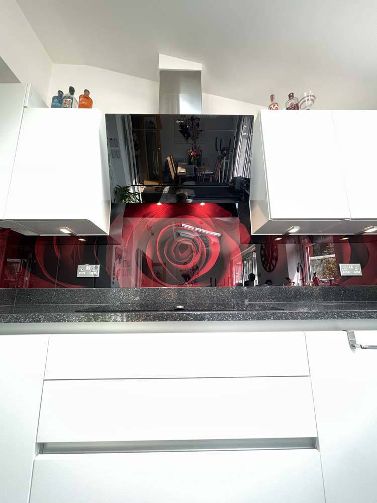 Red Rose Printed Glass Kitchen Splashback - CreoGlass E-Shop
